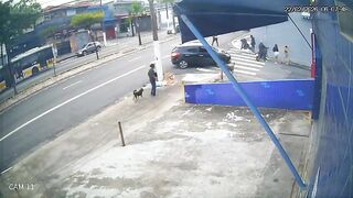 Drunk Portuguese driver goes the wrong way, hits motorcycle police officer in the East Zone of São Paulo.