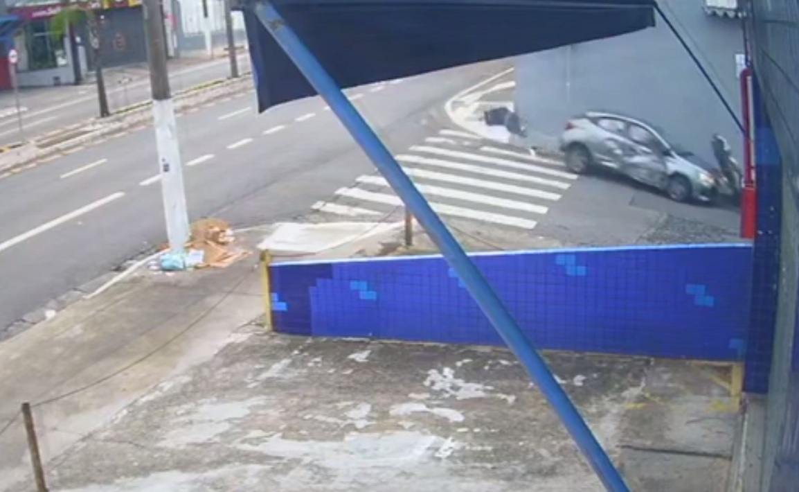 Drunk Portuguese driver goes the wrong way, hits motorcycle police officer in the East Zone of São Paulo.