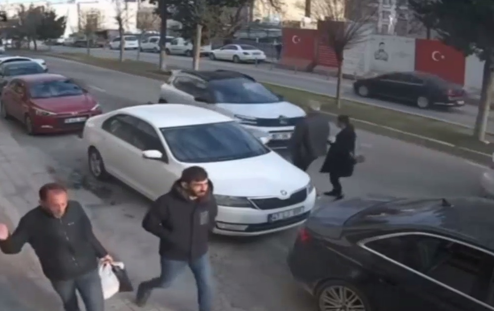 The moment a car hit a pedestrian in Mardin was captured on camera.