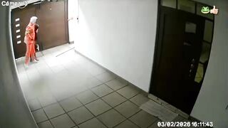 Men disguised as street sweepers violently assault a home in the GAM