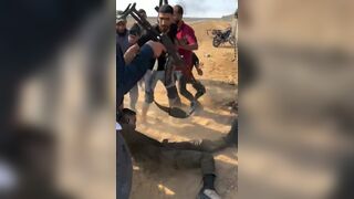 Video shows the Moment a Dead Israeli Soldier pulled from the Tank