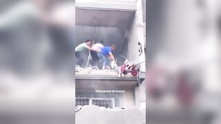 From Gaza, Palestinians try to Rescue Men Crushed and Dying under Rubble