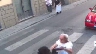 Italian Man Fights Like a Lion Against a Migrant Robbing Him.