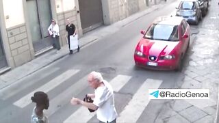 Italian Man Fights Like a Lion Against a Migrant Robbing Him.
