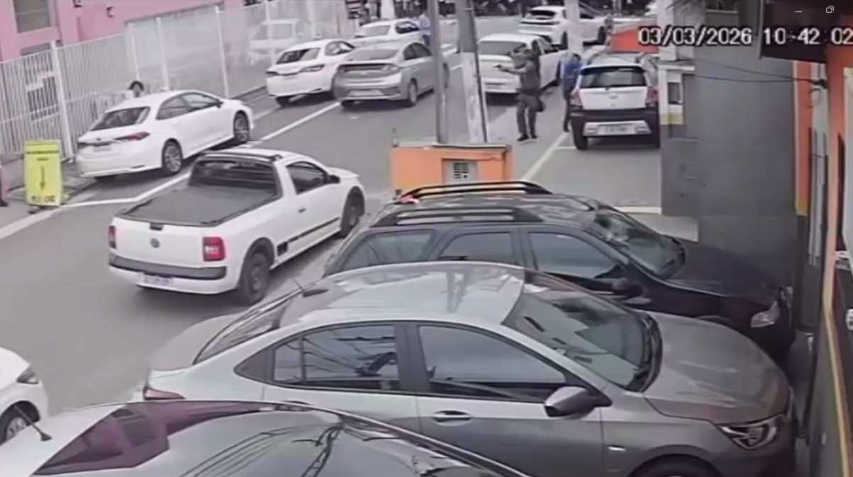 Thug thinks he's getting away with hit until the Police show up