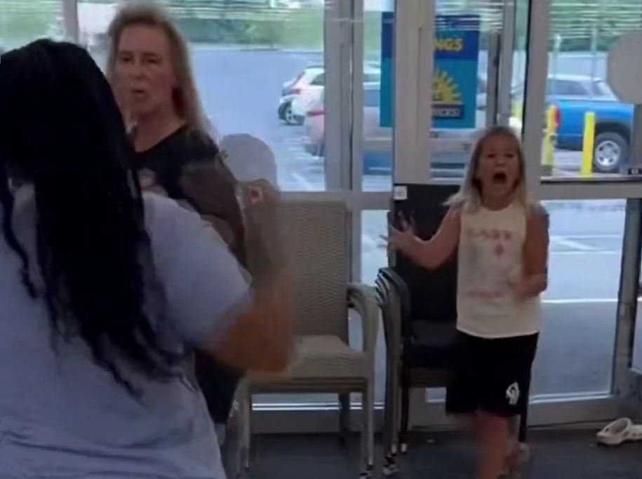 Crazy brawl Breaks out in a store