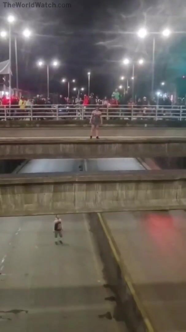 Woman injured after jumping from the La Esmeralda Underpass bridge in Popayán