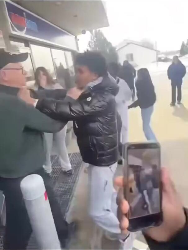 Canada: Elderly convenience store employee attacked by teens while others cheer and film