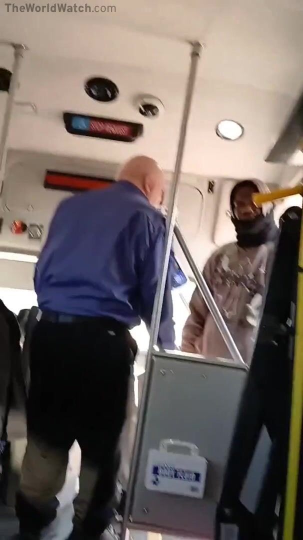 Man confronts a bus driver because he couldn’t smoke on the bus