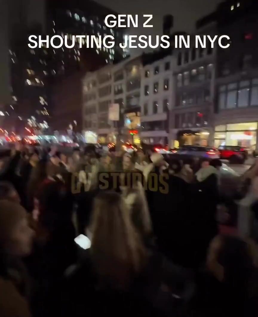 Gen-Zers were spotted worshipping Jesus in the streets of New York City.