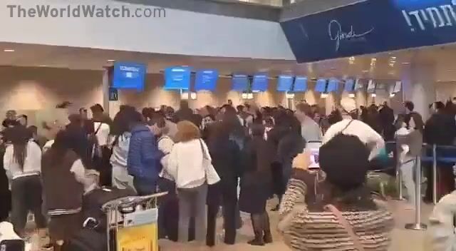 Chaos at Ben Gurion Airport in Israel as people are trying to flee - N12 Passengers got angry, check-in counters closed, and clashes broke out with police.