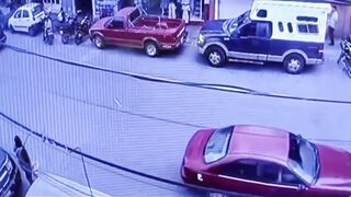 Motorcyclist runs over mother and daughter in downtown Calpulalpan and flees