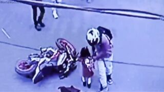Motorcyclist runs over mother and daughter in downtown Calpulalpan and flees