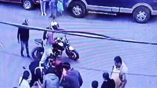 Motorcyclist runs over mother and daughter in downtown Calpulalpan and flees