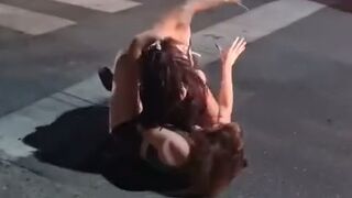 A young woman was stabbed with scissors during a fight outside a nightclub in Rosario.