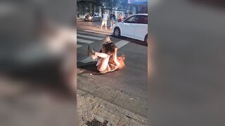 A young woman was stabbed with scissors during a fight outside a nightclub in Rosario.