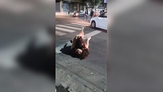 A young woman was stabbed with scissors during a fight outside a nightclub in Rosario.