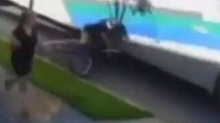 (SHOCK) Bicyclist Falls under Bus and Head Flies Off in Front of Lady Walking Dog