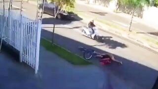 (SHOCK) Bicyclist Falls under Bus and Head Flies Off in Front of Lady Walking Dog
