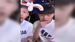2 Chinese Kids Live Streaming get Sword Attack by Maniac. One of them lost a hand