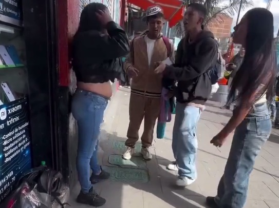 Phone Thieves attack Helpless Woman as no one helps her