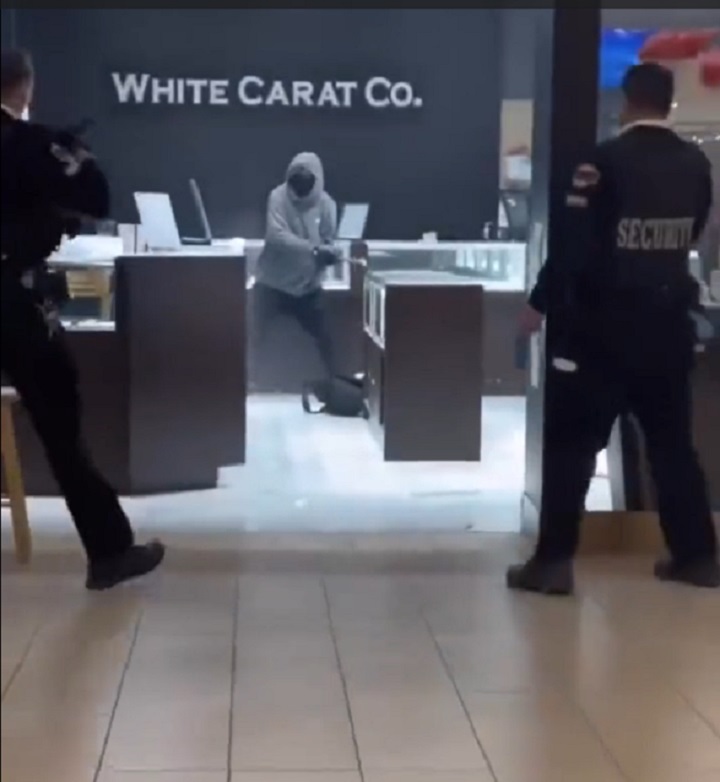 Mall Jewelry Store "Heist" interrupted by Security and Police