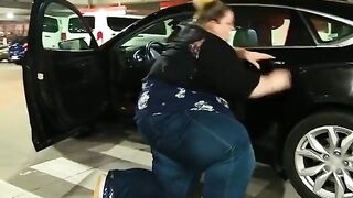 Morbidly Obese Lady Can't Stand or Fit in Her Car.... Clown World.