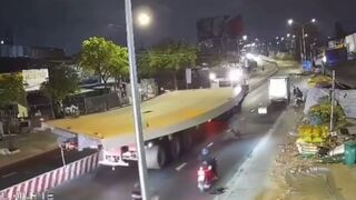 A 10-ton steel plate crushed the truck's cabin, killing the garbage truck driver instantly.