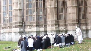 Today: Muslims Intentionally Taunt British Christians by Praying on Westminster Abbey