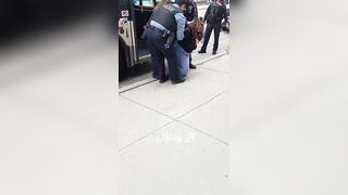 Black woman attacks a man on CTA bus