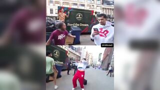 Aloo-at-bar ... Sneako just got got Sneako'd while streaming in NYC