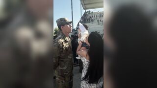 In a US Army graduation, soldiers cannot leave their place until a family member touches them, so this young woman brought her little daughter so she could be the one to touch her dad