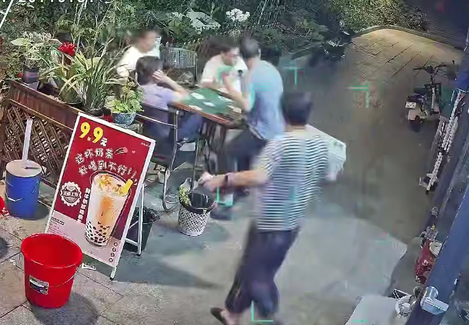 Woman narrowly avoids falling air conditioner unit in Guangdong, China