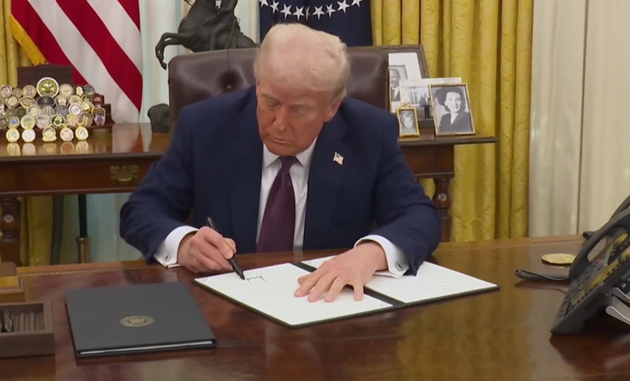 TRUMP WILL SIGN AN EMERGENCY EXECUTIVE ORDER TODAY AT 3:00 PM ET. OFFICIALLY CANCEL THE PEACE DEAL AND ANNOUNCE A NEW ATTACK ON IRAN.