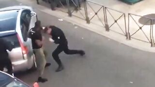 Police officer Destroyed by a Pro Boxer