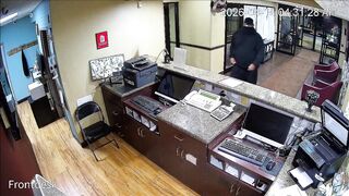 Ohio man robbing a hotel thanks the clerk before she tells him to “have a nice night”