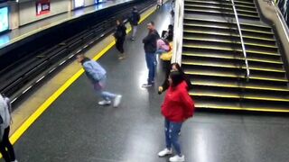 Man Traumatizes Entire Subway by Ending his Life in front of Them