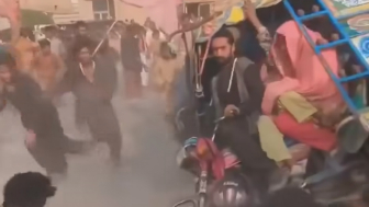Tourist in Pakistan throws money and causes crash and chaos