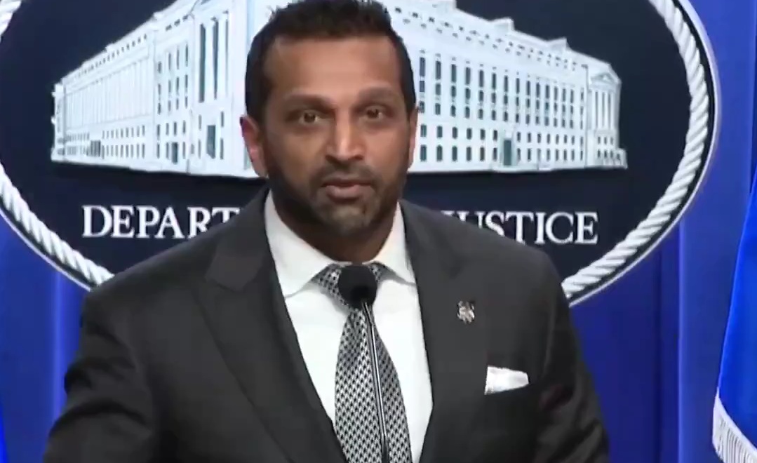 A reporter completely breaks FBI Director Kash Patel. After Patel screams and calls the journalist a liar, Acting Attorney General Todd Blanche literally has to step in like a babysitter
