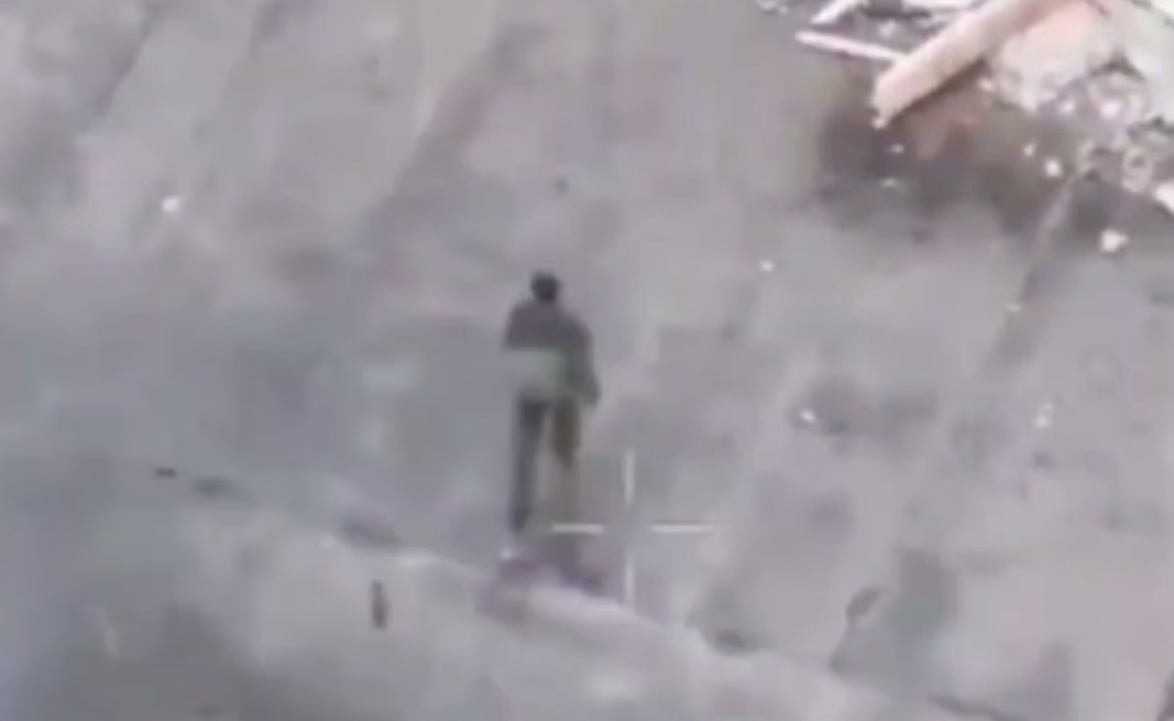 In Ukraine, a drone slammed into a wounded soldier, tearing him apart—yet the serviceman continued to breathe for a minute or so