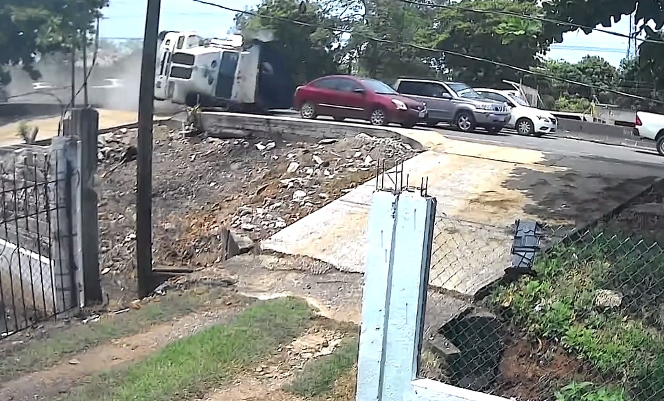 Dump truck loaded with rocks overturns on the Villahermosa-Teapa highway; takes out three vehicles