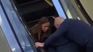 Mom Nightmare: Child Stuck in Escalator not Looking Good