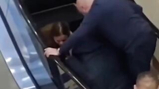 Mom Nightmare: Child Stuck in Escalator not Looking Good