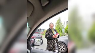 UK: Migrant women washing cars without permission and expecting payment