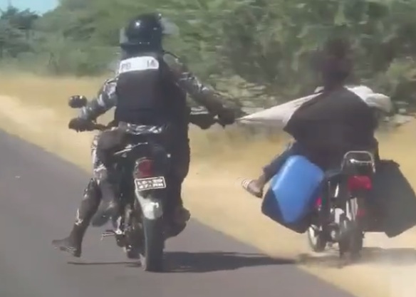 Suspects Humiliate not one but two Police Officers in Chase