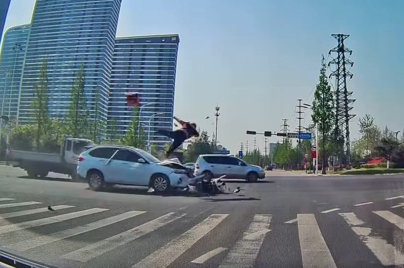 Scooter rider in China takes a bad fall