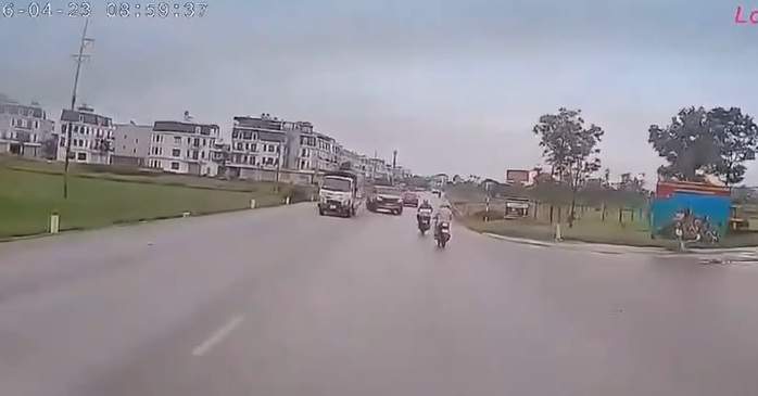 Truck going to pass doesn't see the 2 Motorcyclists