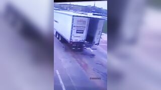 Truck Driver Pays with his Life for Not Securing his Trailer Door