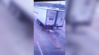 Truck Driver Pays with his Life for Not Securing his Trailer Door