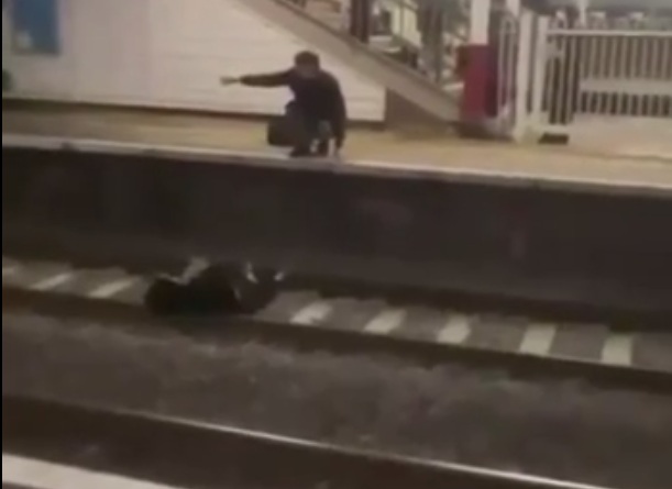 He tried to save him: Man lies on Train Tracks and is finished badly